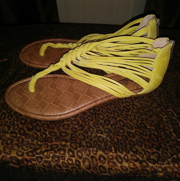 Stylish ๐ Yellow Sandals by Lucky Brand - Picture 3 of 4
